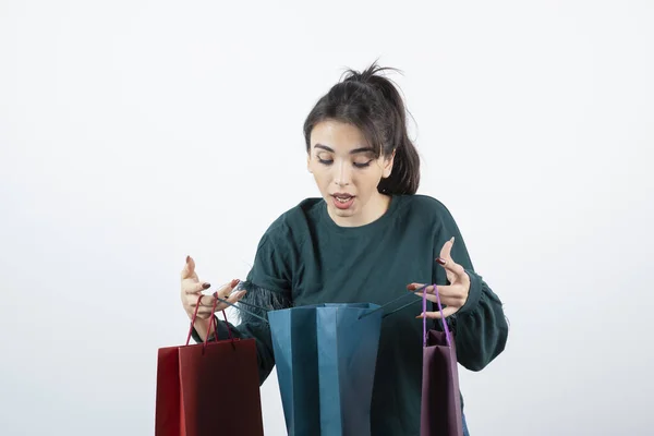 Portret Van Een Jonge Vrouw Met Veel Kleurrijke Boodschappentassen Hoge — Stockfoto