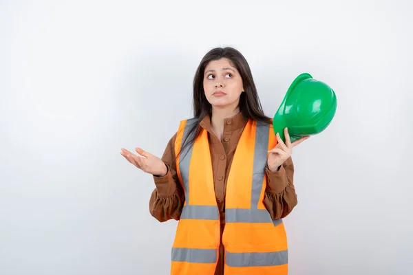 Ingenieurin Orangefarbener Weste Mit Grünem Hut Hochwertiges Foto — Stockfoto