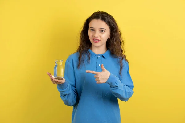 Foto Adolescente Rizado Joven Sudadera Azul Sosteniendo Vaso Agua Sobre — Foto de Stock