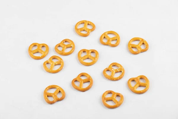 Mucchio Deliziosi Pretzel Secchi Salati Sparsi Sfondo Bianco Foto Alta — Foto Stock