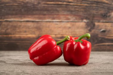 Taş zeminde iki taze ıslak kırmızı dolma biber. Yüksek kaliteli illüstrasyon