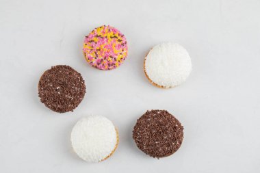 Beyaz arka planda renkli serpiştirilmiş taze kurabiyeler. Yüksek kalite fotoğraf