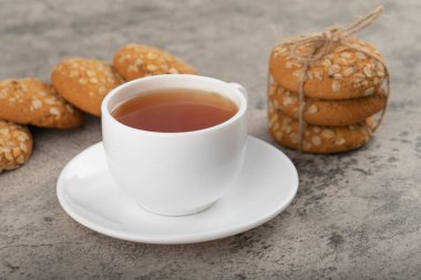 Bir fincan siyah çay ve tahıl gevreği ve tohumlu yulaf ezmeli kurabiyeler. Yüksek kalite fotoğraf