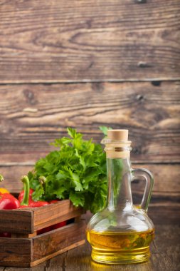 Tahta arka planda taze dolmalık biber ve zeytinyağı kutusu. Yüksek kalite fotoğraf