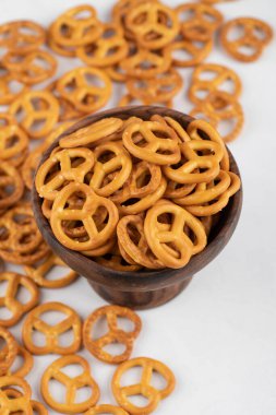 Beyaz arka planda tuzlu kraker var. Yüksek kalite fotoğraf