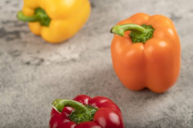 Taş arka planda üç renkli dolmalık biber. Yüksek kalite fotoğraf