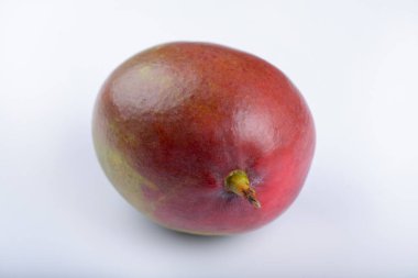Beyaz arka planda izole edilmiş taze mango meyvesi. Yüksek kalite fotoğraf