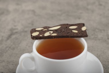 Bir fincan siyah çay ve taştan bir masaya yerleştirilmiş fındıklı dilimlenmiş ekmek. Yüksek kalite fotoğraf