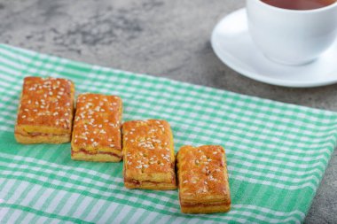 Susamlı tatlı bisküviler ve arka planda bir fincan çay. Yüksek kalite fotoğraf