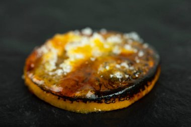 Siyah arka planda izole edilmiş kızarmış limon dilimi. Yüksek kalite fotoğraf