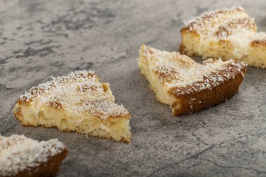 Kek dilimleri ve hindistan cevizi dilimleri bir taş masaya konur. Yüksek kalite fotoğraf