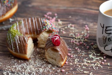 Lezzetli taze çikolatalı çörek ve bir fincan aromatik kahve. Yüksek kalite fotoğraf