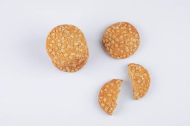 Beyaz arka planda susam tohumlu yulaflı kurabiyeler. Yüksek kalite fotoğraf