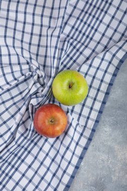 Masa örtüsünde izole edilmiş yeşil ve kırmızı olgun elmalar. Yüksek kalite fotoğraf