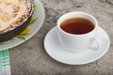 Hindistan cevizli turta ve arka planda bir fincan sıcak çay. Yüksek kalite fotoğraf