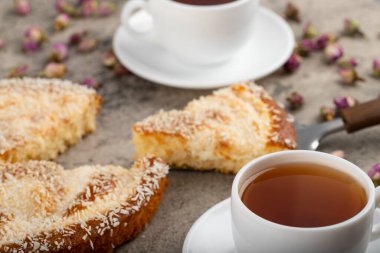 Kek dilimleri ve hindistan cevizi dilimleri bir taş masaya konur. Yüksek kalite fotoğraf