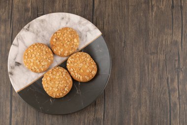 Ahşap zemin üzerinde iki renkli yulaflı kurabiye tabağı. Yüksek kalite fotoğraf