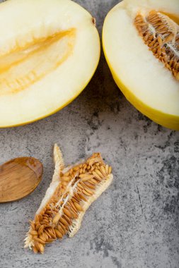 Taş zeminde tohumları olan lezzetli dilimlenmiş tatlı kavun. Yüksek kalite fotoğraf
