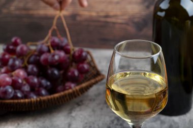 Taş zeminde bir yığın taze kırmızı üzüm alıyor. Yüksek kalite fotoğraf