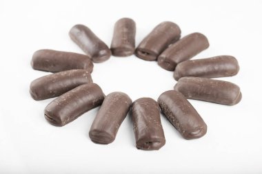 Beyaz arka plana yerleştirilmiş çikolata çubukları çemberi. Yüksek kalite fotoğraf