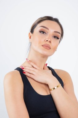 Uzun saçlı güzel bir genç kadının portresi.