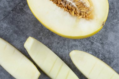 Yarım dilimlenmiş kavun derisi mermer zemin üzerinde. Yüksek kalite fotoğraf