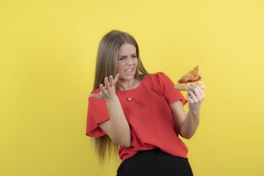 Nefis bir pizzayı elinde tutan çekici bir kadın görüntüsü. Yüksek kalite fotoğraf