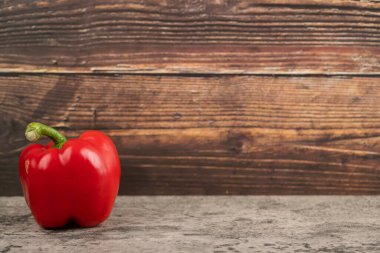 Taş zeminde taze bir kırmızı dolma biber. Yüksek kaliteli illüstrasyon