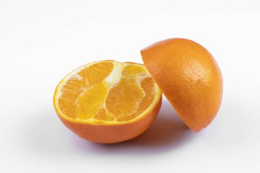 Beyaz arka planda dilimlenmiş tatlı portakal meyvesi. Yüksek kalite fotoğraf