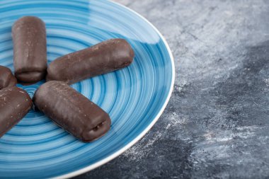 Mavi bir tabak çikolatalı kek mermer arka planda. Yüksek kalite fotoğraf