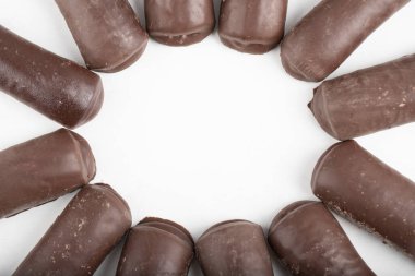 Beyaz arka plana yerleştirilmiş lezzetli çikolatalı kekler. Yüksek kalite fotoğraf