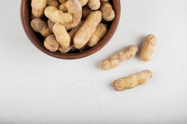 Kabuklu taze fıstık kasesi beyaz arka planda izole edilmiş. Yüksek kalite fotoğraf