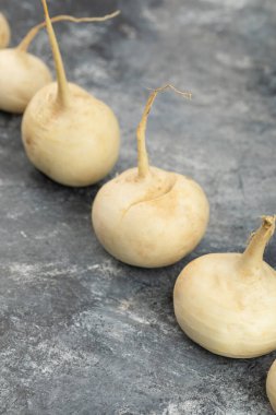 Beyaz turplar mermer bir zemine yerleştirilmiş. Yüksek kalite fotoğraf