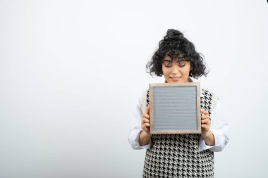 Gri çerçeveli güzel bir kadın resmi. Yüksek kalite fotoğraf