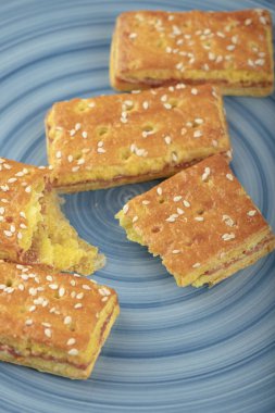 Mavi tabağa susam tohumlu lezzetli bisküviler. Yüksek kalite fotoğraf