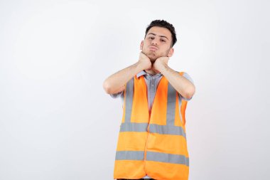 Güvenlik yeleği giymiş genç mühendisin portresi yoruldu. Yüksek kalite fotoğraf