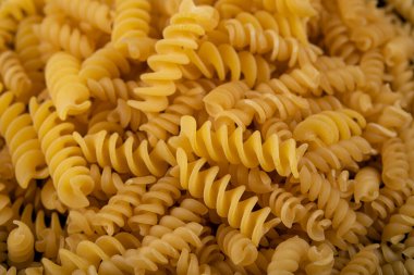 Yakın görüş arkaplanına bir demet çiğ fusilli makarna. Yüksek kalite fotoğraf