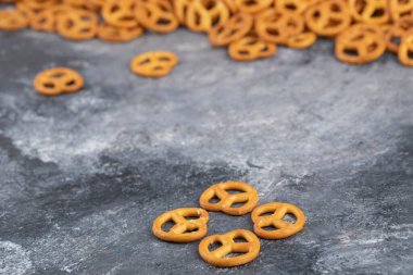 Taş zemine tuzlu krakerler yerleştirilmiş. Yüksek kalite fotoğraf