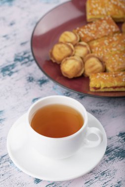 Ceviz ve çay şeklinde küçük kurabiyeli tatlı krakerler. Yüksek kalite fotoğraf