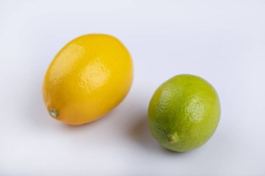 Beyaz arka planda taze lezzetli limonlar ve limonlar. Yüksek kalite fotoğraf
