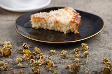 Kek dilimleri ve hindistan cevizi dilimleri bir taş masaya konur. Yüksek kalite fotoğraf