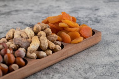 Tahtada fındıklı çıtır krakerler ve kabuklu fıstıklar. Yüksek kalite fotoğraf