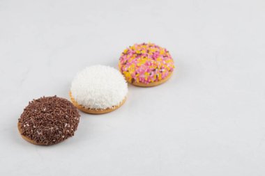 Beyaz üzerine serpiştirilmiş kremalı kurabiye çeşitleri. Yüksek kalite fotoğraf