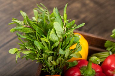 Tahta kutuda su damlaları olan sağlıklı taze sebzeler. Yüksek kalite fotoğraf