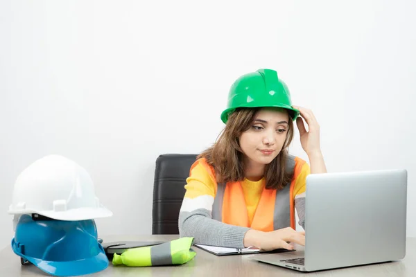 Arbeiterinnen Uniform Sitzen Schreibtisch Und Arbeiten Hochwertiges Foto — Stockfoto