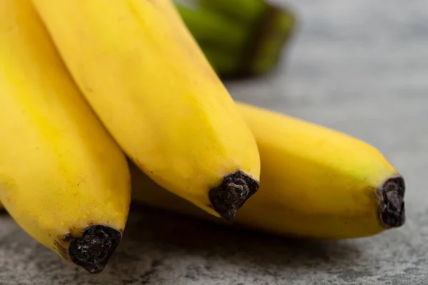 바나나 송이는 배경에 고립되어 고품질 — 스톡 사진