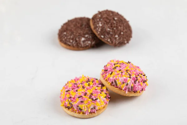 Chocolade Romige Bladerkoekjes Met Kleurrijke Hagelslag Witte Achtergrond Hoge Kwaliteit — Stockfoto