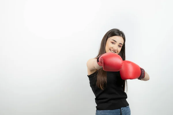 Retrato Mujer Joven Entrenamiento Guantes Boxeo Rojos Foto Alta Calidad — Foto de Stock