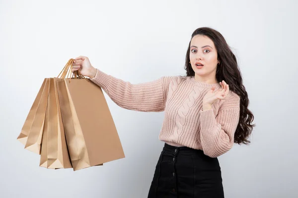 Retrato Hermosa Mujer Suéter Sosteniendo Bolsas Paquetes Con Compras Después —  Fotos de Stock
