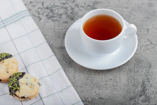 Kekse Mit Schokolade Und Einer Tasse Schwarztee Auf Steingrund Hochwertiges — Stockfoto